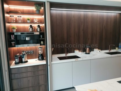 Muebles Desayunadores a Medida con Puertas Escamoteables: La solución perfecta para una organizada cocina